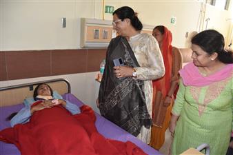शिक्षा मंत्री सीमा त्रिखा ने स्कूली विद्यार्थियों से मुलाकात कर जाना हाल