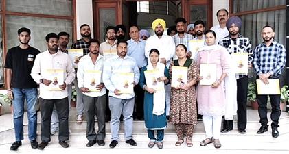 लोक निर्माण मंत्री हरभजन सिंह ईटीओ ने 15 अभ्यर्थियों को सौंपे नियुक्ति पत्र 