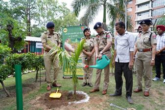 पंजाब पुलिस द्वारा मानसून के स्वागत में पौधे लगाने के अभियान की शुरुआत