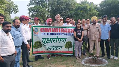 पार्षद जसबीर सिंह बंटी ने मैंगो पार्क में किया पौधरोपण