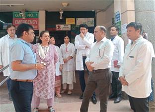 गुरुग्राम: हरियाणा के स्वास्थ्य महानिदेशक ने किया सेक्टर-10 अस्पताल का दौरा