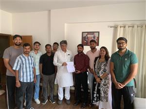 लाइब्रेरी का समय सुबह 6 से शाम 8 बजे तक करने के लिए सांसद मनीष तिवारी को दिया ज्ञापन 