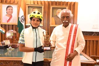 कन्याकुमारी से सियाचिन तक साइकिल यात्रा पर निकली बेटी का राज्यपाल ने बढ़ाया हौसला