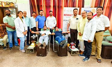 सेक्टर 42 कम्युनिटी सेंटर में फ्री मेडिकल चेकअप कैंप आयोजित