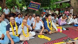 हरियाणा में सौ एनएचएम कर्मचारियों ने कराया मुंडन