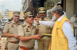 हरियाणा: पुलिस कर्मियों को महंगी पड़ी विज को मिठाई खिलानी