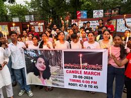 कोलकाता में महिला डॉक्टर के साथ हुई घटना से चंडीगढ़ के युवाओं में आक्रोश, निकाला कैंडल मार्च 