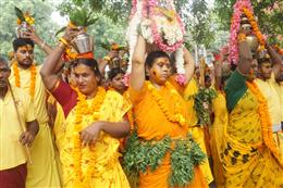 शक्ति कलश, अग्नि कलश यात्रा और जीभ में त्रिशूल घोंप दिखाई धार्मिक आस्था