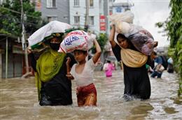 बांग्लादेश में अब कुदरत के कहर से आई बड़ी तबाही, बाढ़ से 50 लाख लोग प्रभावित, 20 ने गंवाई जान