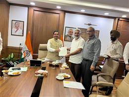 पंजाब के खाद्य मंत्री लाल चंद कटारूचक ने केंद्रीय खाद्य मंत्री प्रल्हाद जोशी से की मुलाकात