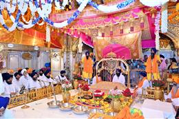गुरु ग्रंथ साहिब के पहले प्रकाश पर्व पर देश-विदेश से लाखों श्रद्धालु पहुंचे दरबार साहिब
