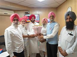 एआईकेसीसी और बीकेयू के प्रतिनिधिमंडल ने रेल राज्य मंत्री रवनीत बिट्टू से की मुलाकात 