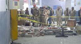 पुलिस अधिकारी के धोखे में प्रिंसीपल के परिवार पर हमला