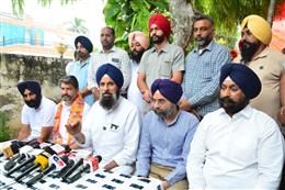दिल्ली से चंडीगढ़ चार्टर्ड फ्लाइट के दौरान मुख्यमंत्री ने अवैध रूप से शराब पी: सरदार बिक्रम सिंह मजीठिया