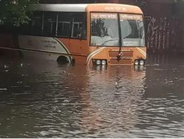 देश का मानसून ट्रैकर : मुंबई में भारी बारिश आज रेड अलर्ट, स्कूल-कॉलेज बंद, महिला की मौत