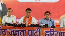 कांग्रेस को दूसरी बार करना पड़ रहा घोषणा पत्र जारी, इसका मतलब कांग्रेस के हाथ से बाजी निकल चुकी : ओम प्रकाश धनखड़