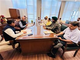 कैबिनेट मंत्री महिंदर भगत द्वारा बागवानी विभाग के अधिकारियों के साथ विभिन्न योजनाओं संबंधी समीक्षा बैठक
