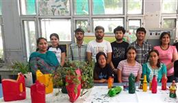 वेस्ट रीसाइक्लिंग वर्कशॉप में छात्रों ने बेकार प्लास्टिक की बोतलों से बनाए प्लांटर्स