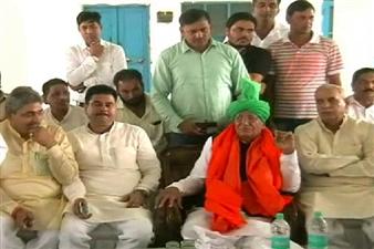 अोमप्रकाश चौटाला की मीडिया को धमकी, मीडिया अपने कैमरे बंद कर दें