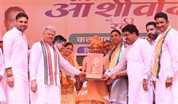 सीएम योगी ने जनता से कहा, कांग्रेस और राहुल गांधी से पूछिए, कहां है 'खटाखट-खटाखट' 