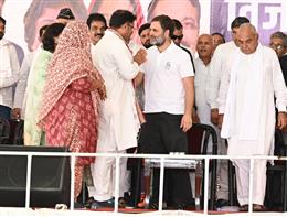 बीजेपी छोड़कर कांग्रेस में शामिल हुए अशोक तंवर, भूपेंद्र सिंह हुड्डा ने पहनाया पार्टी का पटका