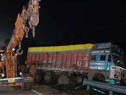मिर्जापुर में ट्रक ने ट्रैक्टर-ट्रॉली  में मारी टक्कर में 10 की मौत 