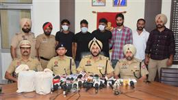 पंजाब पुलिस ने अमृतसर में सरहद पारों नशें की तस्करी करने वाले नैटवर्क का किया पर्दाफाश; 5 किलो हेरोइन, 3.95 लाख रुपए की ड्रग मनी सहित तीन काबू