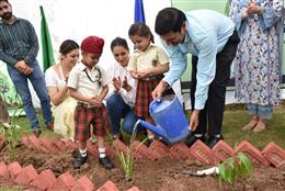 स्कूल और सरकार का सराहनीय पहल,पेड़ लगाओ, भविष्य संवारो
