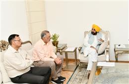 मुख्यमंत्री ने अधिकारियों को मेडिकल कॉलेजों के निर्माण कार्य को समय पर पूरा करने का निर्देश दिया