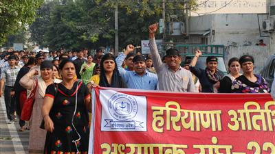   गेस्ट टीचरों ने सीएम सिटी में काली पट्टी बांधकर किया विरोध प्रदर्शन