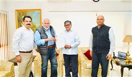 बिजनेसमैन विजय पासी ने वंचित वर्ग के छात्रों के कल्याण हेतु पंजाब के राज्यपाल को 1.11 करोड़ रुपये का सौंपा चेक