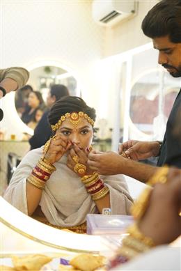 त्योहारों के उपलक्ष्य में एयर फोर्स , डॉक्टर्स, स्टूडेंट्स के लिए विशेष ऑफर्स