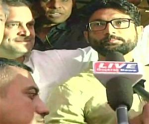   गुजरात चुनाव: दलित नेता जिग्नेश मेवानी ने मिलाया कांग्रेस से हाथ