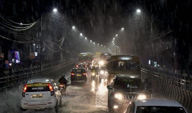    चेन्नई में फिर भारी बारिश, शहर में सैलाब सड़क पर समंदर, स्कूलों में छुट्टी