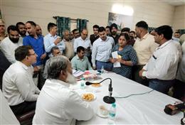 जनता कैंप में कैबिनेट मंत्री अनिल विज के कड़े तेवर, अधिकारियों को दी चेतावनी