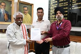 गुरु पूरब के अवसर पर बैंकों में अवकाश घोषित करने के लिए AIBOC हरियाणा ने  राज्यपाल से की मुलाकात 
