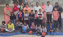 बाल दिवस के उपलक्ष में सर्वजन एजुकेशनल एंड वोकेशनल संस्था ने स्कूली बच्चों को वितरित किए जर्सी, जूते व शिक्षा सामग्री