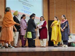 महिला कमिशन ने घरेलू हिंसा और शारीरिक शोषण रोकथाम एक्ट 2013 के बारे में विद्यार्थियों को किया जागरूक