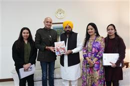 पंजाब के मुख्यमंत्री भगवंत मान ने पीएचडीसीसीआई के पाईटैक्स-2024 के ब्रॉशर का अनावरण किया