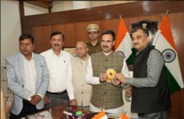 एमडब्ल्यूबी द्वारा पलवल के पत्रकार माधुर को पत्नी व बेटे को ह्दयघात लगने पर स्पीकर हरविंद्र कल्याण के हाथों दिलाई आर्थिक सहायता