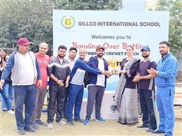 गिलको  इंटरनेशनल स्कूल ने माता-पिता और कर्मचारियों के बीच मैत्रीपूर्ण मैच का  किया आयोजन 