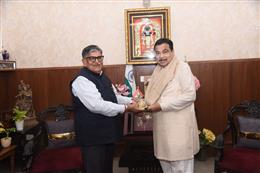 पंजाब के राज्यपाल और चंडीगढ़ के प्रशासक  गुलाब चंद कटारिया द्वारा दिल्ली में केंद्रीय मंत्रियों के साथ मुलाक़ात