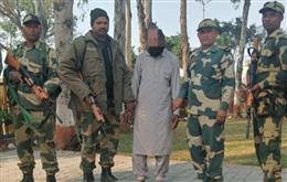 बीएसएफ ने दिखाई मानवता, धोखे से भारत में आया पाक नागरिक रेंजरों को लौटाया