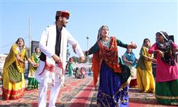 वाद्य यंत्रों की स्वर लहरियों और भारत के पारंपरिक लोक संगीत ने बांधा समां
