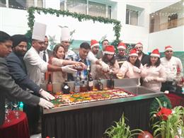 वेलवेट क्लार्क्स एक्सोटिका ज़ीरकपुर में केक मिक्सिंग सेरेमनी का आयोजन