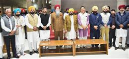 पंजाब विधान सभा स्पीकर संधवां ने नवनिर्वाचित विधायकों को मुख्यमंत्री की उपस्थिति में शपथ दिलाई