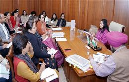 हर अधिकारी फ़ील्ड में जाएं और वहाँ की समस्याओं को ख़ुद सुने :  श्रुति चौधरी
