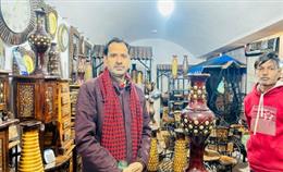 लकड़ी की कारविंग कला से जीता पर्यटकों का दिल
