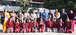 जम्मू-कश्मीर में बच्चों के लिए स्कूल पीस क्लब्स ने भेजे नए ऊनी कपड़े आर्मी ट्रक को मेयर ने दिखाई हरी झंडी