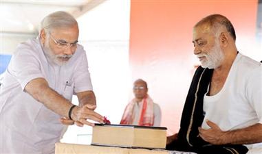   गुजरात चुनाव में 'बापू' भरोसे बीजेपी, रामकथा वाचक करेंगे बेड़ा पार!  